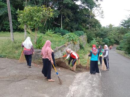 Kerja Bakti Pemberantasan Sarang Nyamuk (PSN) di Desa Ngembel